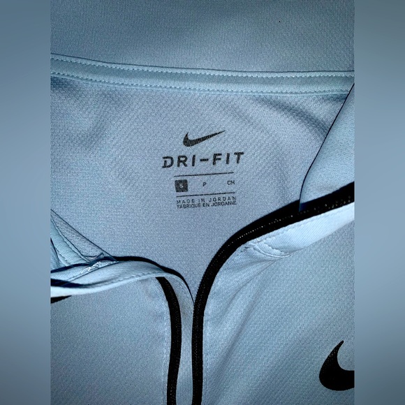 NIKE Lightweight Quarter Zip - Picture 2 of 3